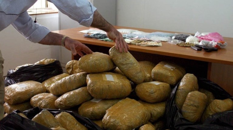 Δύο άτομα μετέφεραν με πλοίο περισσότερα από 7 κιλά κάνναβης