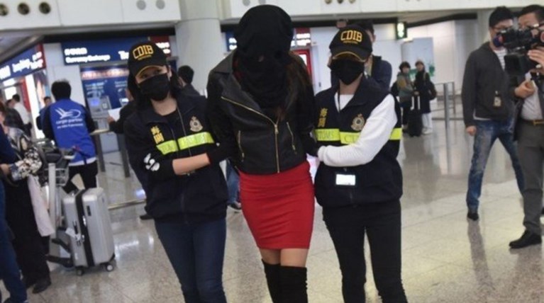 Η πρώτη φωτογραφία της Ειρήνης στη δίκη μετά από 1,5 χρόνο φυλακή