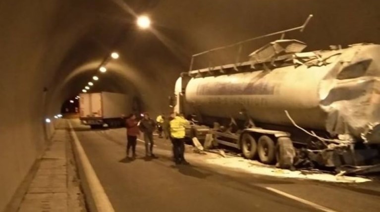 Σύγκρουση νταλίκας με βυτιοφόρο σε τούνελ της Κοζάνης