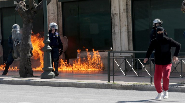 Επεισόδια και μολότοφ στο μαθητικό συλλαλητήριο στην Αθήνα