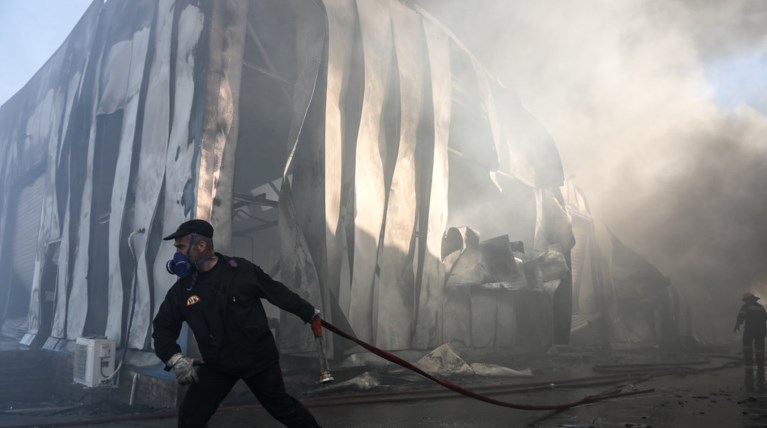 Σε εξέλιξη φωτιά σε αποθήκη χαρτικών στα Γλυκά Νερά - φωτο