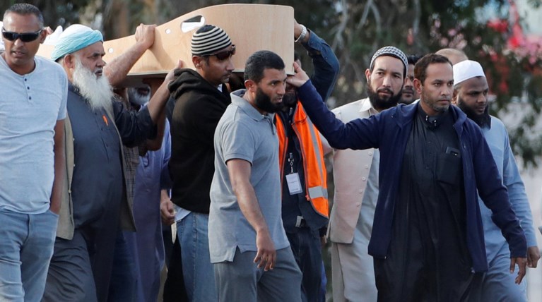 Έγιναν οι δύο πρώτες κηδείες θυμάτων του μακελειού στη Ν. Ζηλανδία (φωτό)