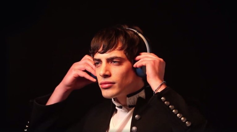 Ποιον σας θυμίζει ο πρωταγωνιστής του νέου τρέιλερ του Pepper 96,6;