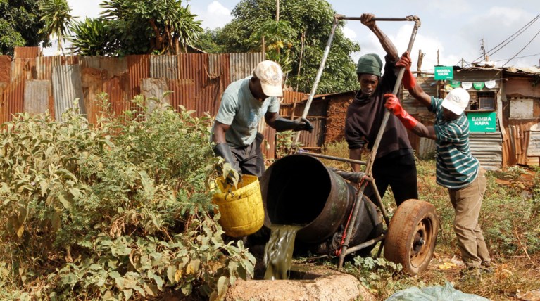Κενυάτης καθηγητής δίνει το 80% του μισθού του σε φτωχούς μαθητές