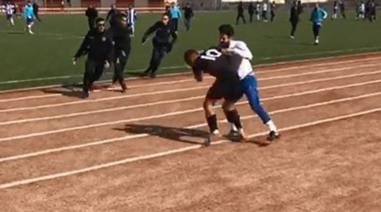 Ξύλο, τραυματισμοί και εννέα κόκκινες στην Τουρκία! (video)