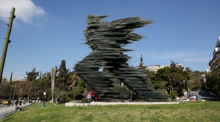 Βαρώτσος: Η υπουργός επιδίδεται στην τέχνη του ανήθικου. Επιμένει η Ζορμπά.