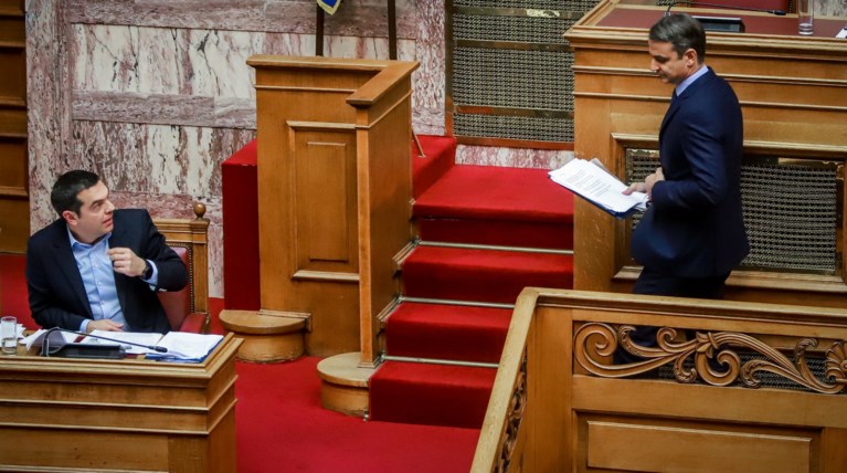 Μονομαχία Τσίπρα – Μητσοτάκη με φόντο τις δημοσκοπήσεις