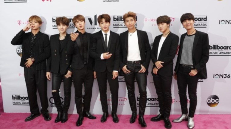 BTS: Το πιο διάσημο συγκρότημα του κόσμου γίνεται ... κούκλες