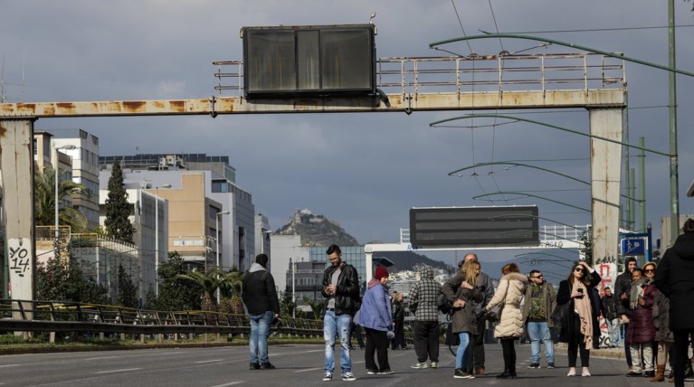 Εκτροπή οχημάτων στην άνοδο της Συγγρού λόγω αστάθειας πινακίδας