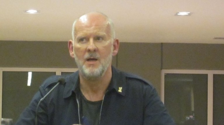 Σάιμον Κρίτσλεϋ: «Το ποδόσφαιρο μπορεί να είναι η άλλη εικόνα της Ευρώπης»