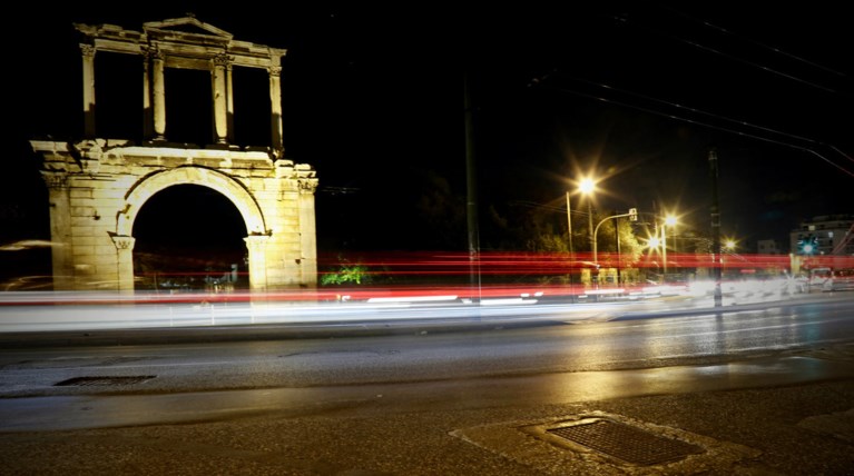 Πράσινο και μπλε φως για την Αψίδα του Αδριανού και τα παιδιά