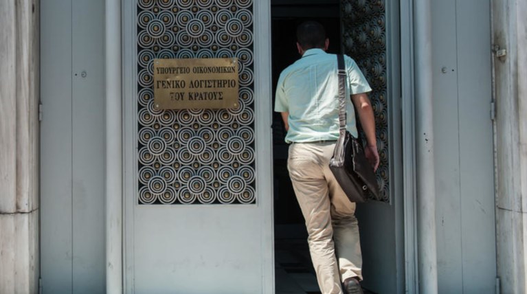 Μεγαλώνει το «φέσι» του δημοσίου προς ιδιώτες