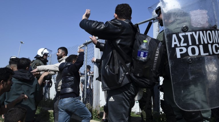 Επεισόδια μεταξύ προσφύγων και ΜΑΤ στα Διαβατά Θεσσαλονίκης