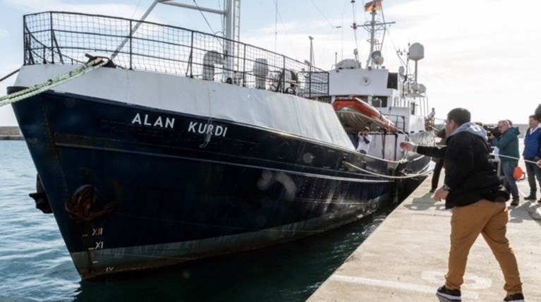 «Οχι» της Ρώμης στο «Alan Kurdi» με 64 μετανάστες  εν μέσω θαλασσοταραχής