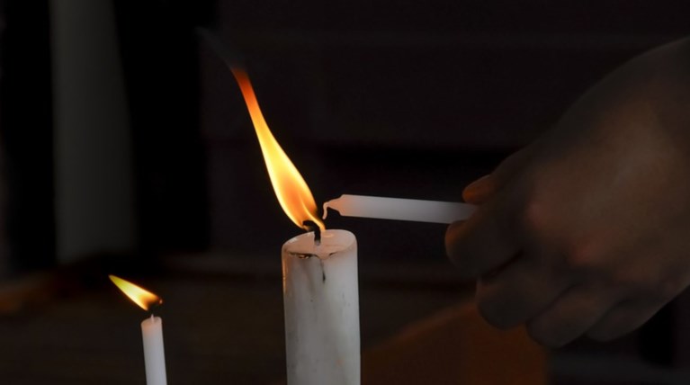 Πάτρα: Κοριτσάκι κάηκε από κερί γιατί στο σπίτι τους δεν είχαν ρεύμα