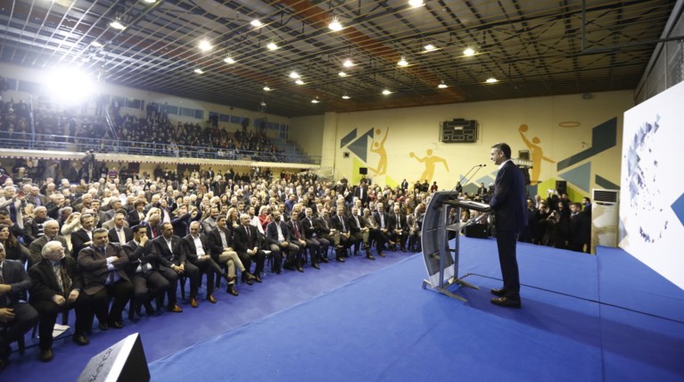 Τα γαλάζια αγκάθια και οι ισορροπίες Κυριάκου στο δρόμο προς τις κάλπες