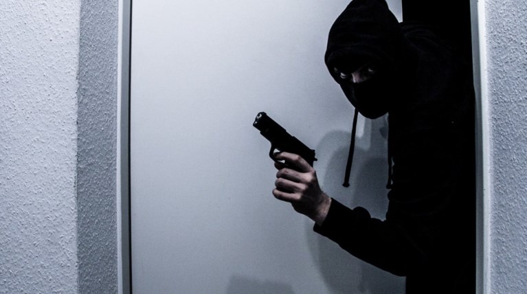 Εκαναν δήθεν παραδόσεις χαλιών σε σπίτια, τα οποία στη συνέχεια ξάφριζαν