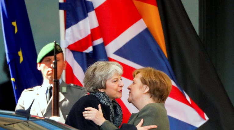 Brexit: Χωρίς δηλώσεις ολοκληρώθηκε η συνάντηση Μει-Μέρκελ