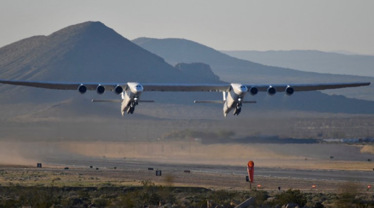 Stratolaunch,το μεγαλύτερο αεροπλανο στον κόσμο, στην πρώτη του πτήση