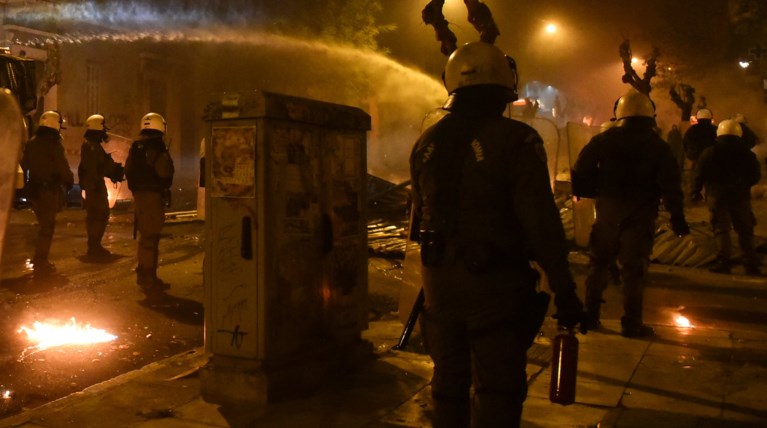 Νέα επεισόδια στα Εξάρχεια, επίθεση σε διμοιρία των ΜΑΤ