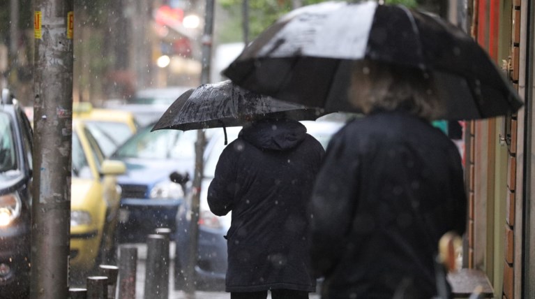 Βροχές και καταιγίδες τοπικά ισχυρές και την Τρίτη