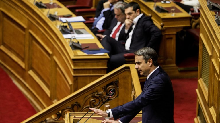 Με παροχές και σκανδαλολογία στο δρόμο προς τις κάλπες