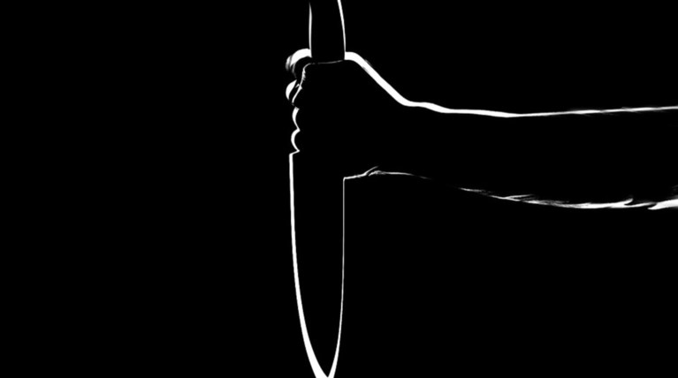 Έγκλημα στην Ίο: Σκότωσε με πολλαπλές μαχαιριές τη συζυγό του
