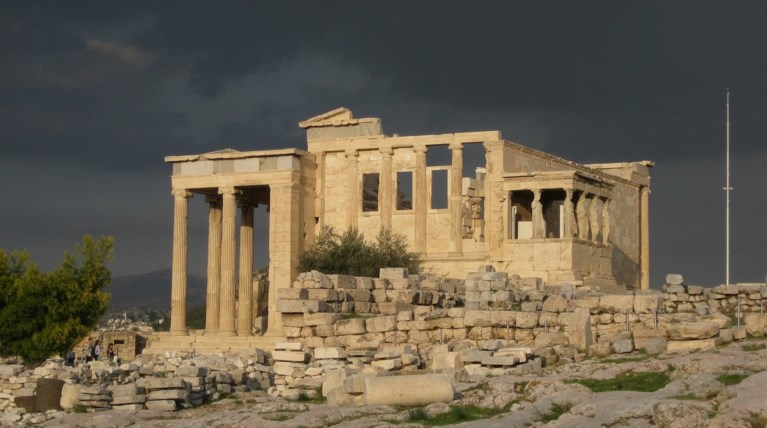 Κλείνουν την Ακρόπολη μετά από το χτύπημα του κεραυνού