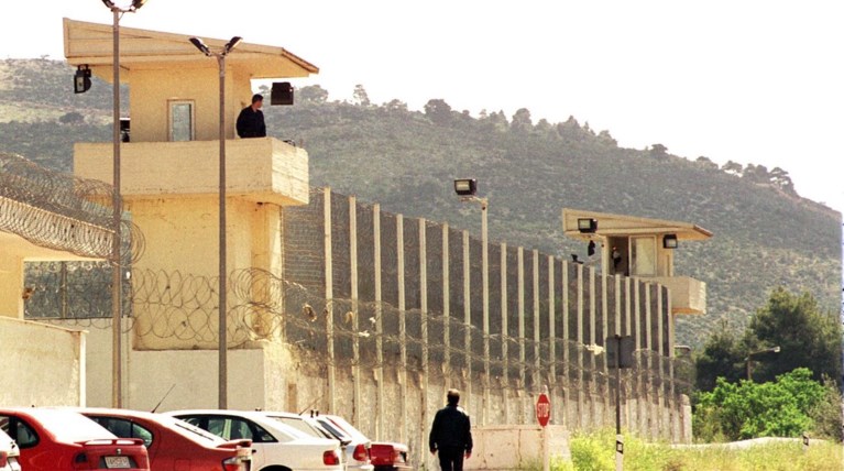 Φυλακές νέων Αυλώνα: Λοστοί, μαχαίρια, λάμες, ρόπαλα, καλέμι και ναρκωτικά