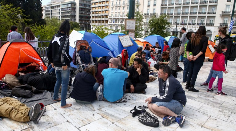 Αρνούνται να φύγουν οι μετανάστες που κατασκήνωσαν στο Σύνταγμα