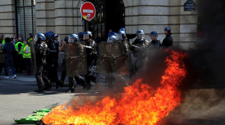 Γαλλία: Άγρια επεισόδια μεταξύ κίτρινων γιλέκων και αστυνομίας