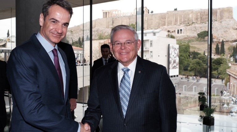 Συνάντηση Μητσοτάκη με τον αμερικανό γερουσιαστή Μενέντεζ