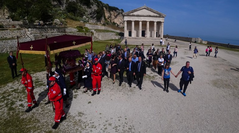 Ξεκίνησε η μεγαλειώδης περιφορά των επιταφίων της Κέρκυρας