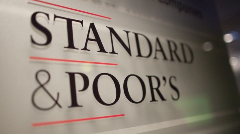 Γιατί «συγκρατήθηκε» η S&P: Θετικά σχόλια και προειδοποιήσεις