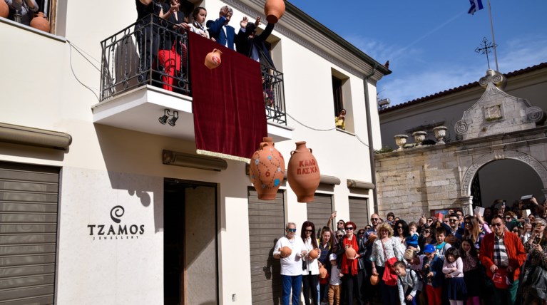 Από την Πρώτη Ανάσταση στη μυσταγωγική νυχτερινή ακολουθία της Αναστάσεως