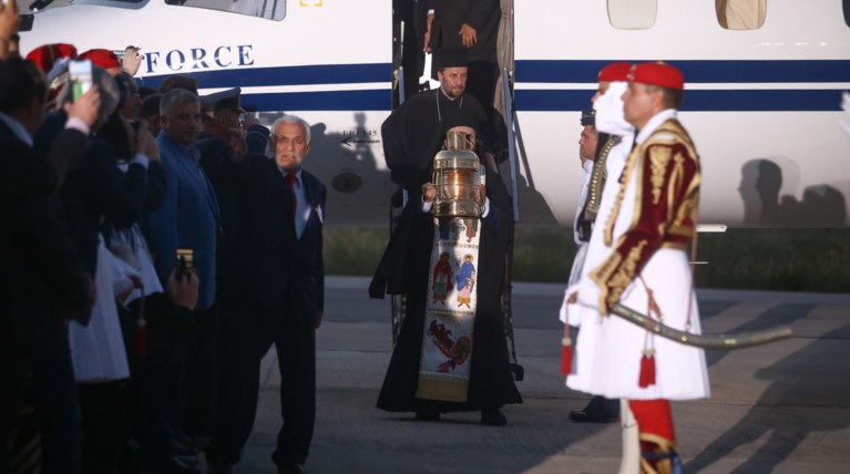 Εφτασε το Αγιο Φως στην Αθήνα-Υποδοχή με τιμές αρχηγού κράτους