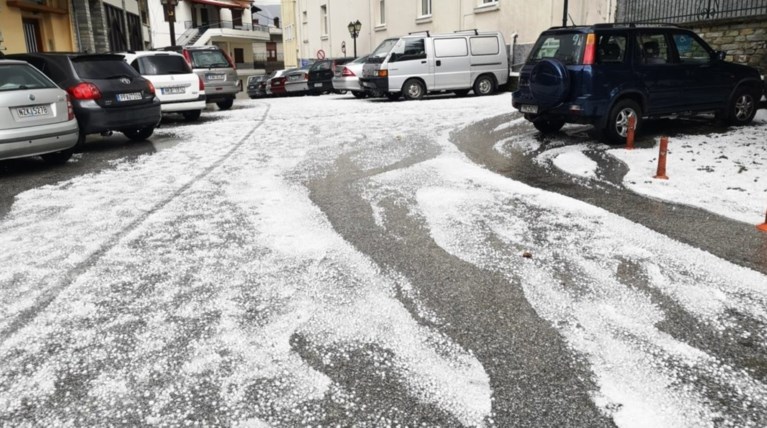 Λάρισα: Έντονη χαλαζόπτωση σε περιοχές του νομού