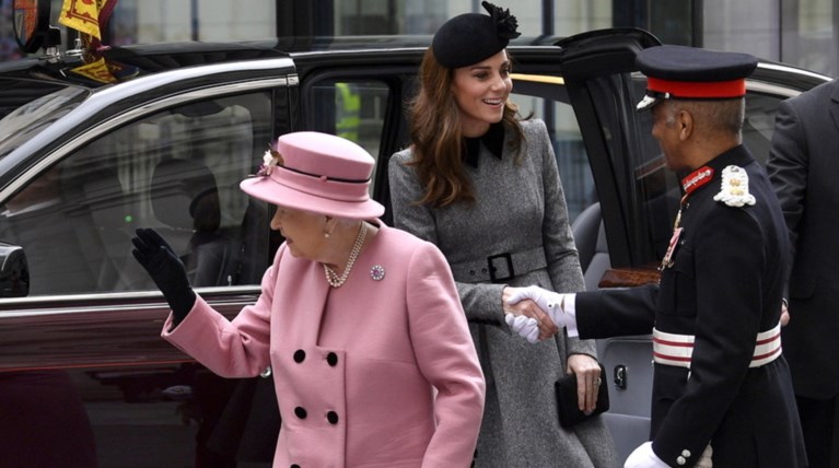 Η βασίλισσα Ελισάβετ δίνει την υψηλότερη διάκριση στην Κέιτ, το GCVO