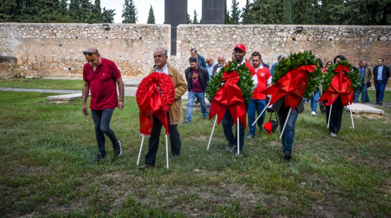 Το ΠΑΜΕ κατέθεσε στεφάνι σε Πολυτεχνείο και Σκοπευτήριο (φωτό)