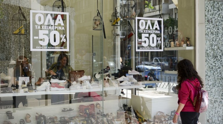 Πρεμιέρα των ενδιάμεσων εκπτώσεων