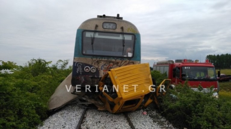 Σύγκρουση τρένου με ΙΧ στη Βέροια - Δύο νεκροί (βίντεο)