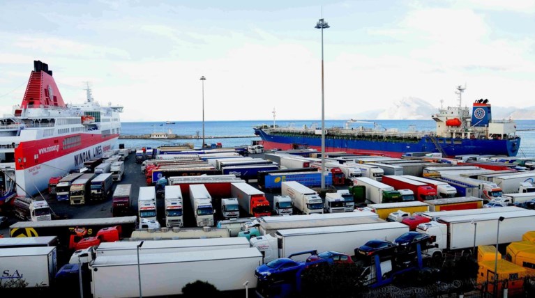 Πρόσκρουση πλοίου μεταφοράς βαρέων οχημάτων στο λιμάνι της  Πάτρας
