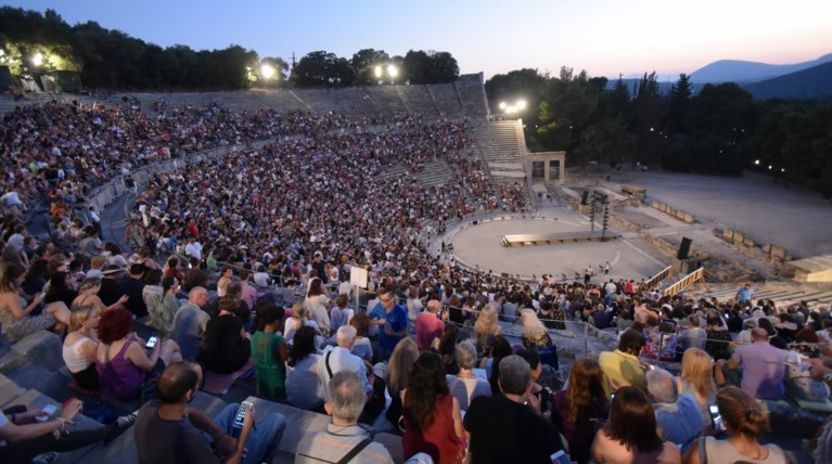 Άνοιξαν την Επίδαυρο για την ηθοποιό & να παίξει μονόλογο στους φίλους της!