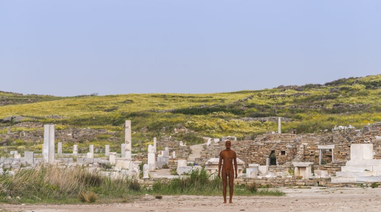 Στη Δήλο του φωτός με τις 29 ανθρώπινες μορφές του Antony Gormley