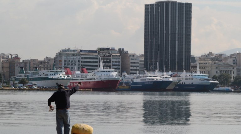 Μια εικαστική πρωτοβουλία για ένα κτίριο-φάντασμα του Πειραιά