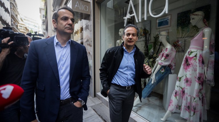 Στα σπασμένα καταστήματα της Βουκουρεστίου ο Μητσοτάκης