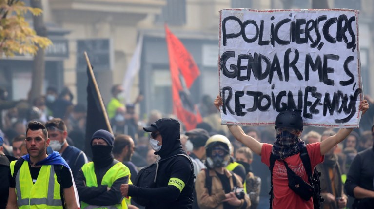Φυλλοροεί το κίνημα των κίτρινων γιλέκων-Μόλις 2700 διαδηλωτές