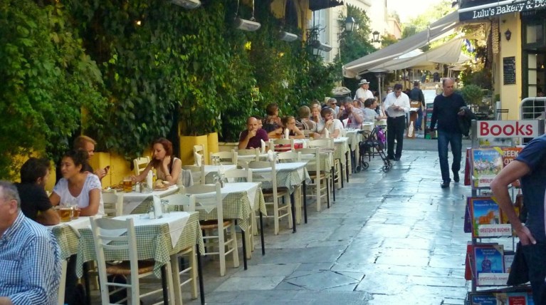 Από Δευτέρα σε ισχύ ο μειωμένος ΦΠΑ & ο μειωμένος συντελεστής φόρου