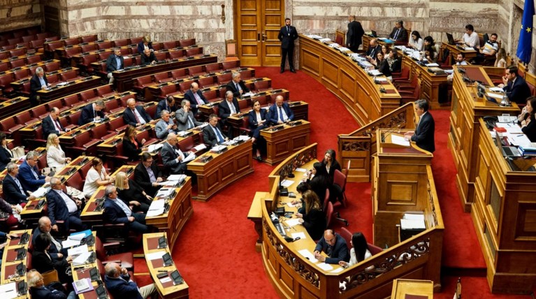 Μείωση του ΦΠΑ και 13η σύνταξη - Τι προβλέπουν οι τροπολογιες
