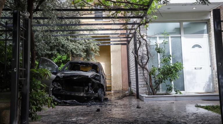 Eμπρηστική επίθεση στο ΙΧ της δημοσιογράφου Μίνας Καραμήτρου
